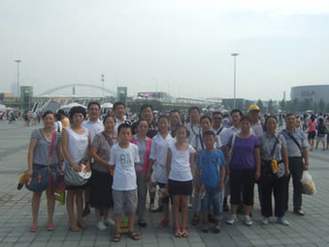 公司動態(tài)=公司為豐富員工的文化生活，開闊員工的視野，促進(jìn)學(xué)習(xí)與交流，于8月份組織全體員工分批參觀了上海世博會.jpg