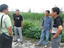 1544177473331.jpg 公司動(dòng)態(tài)=2011年盛夏酷暑,公司領(lǐng)導(dǎo)慰問堅(jiān)守生產(chǎn)一線的廣大員工-阜寧高等師范學(xué)校項(xiàng)目.jpg