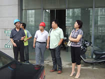 1544177522487.jpg 公司動(dòng)態(tài)=2011年盛夏酷暑,公司領(lǐng)導(dǎo)慰問堅(jiān)守生產(chǎn)一線的廣大員工-農(nóng)科院項(xiàng)目.jpg