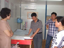 1544177545622.jpg 公司動(dòng)態(tài)=2011年盛夏酷暑,公司領(lǐng)導(dǎo)慰問堅(jiān)守生產(chǎn)一線的廣大員工-市行政服務(wù)中心西側(cè)商務(wù)樓項(xiàng)目.jpg