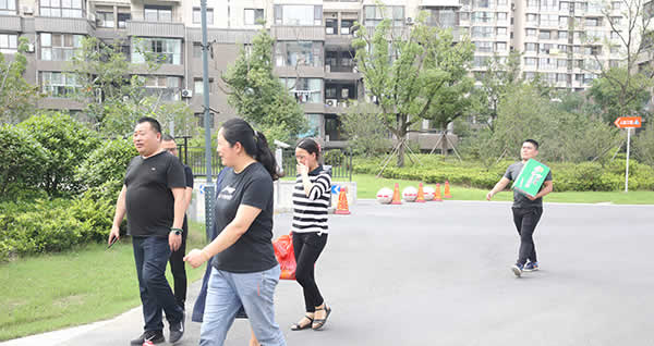 公司動(dòng)態(tài)=情牽一線項(xiàng)目組，高溫時(shí)節(jié)送清涼01.jpg